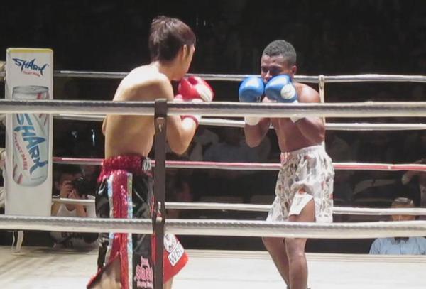 リンクの上で角谷 淳志選手とヘングキー・バランサノ選手が向かい合って構えている様子の写真