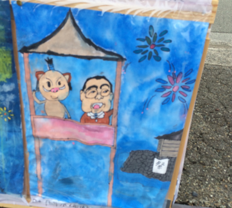 市長と豚さんが高い建物から祭りを見ているポスター写真