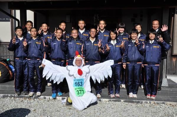 西脇工業の選手とニワトリの着ぐるみの方が両手を広げ、集合写真