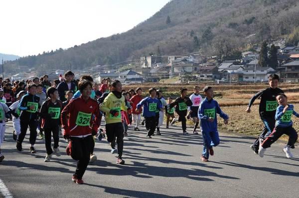 黄緑のゼッケンを付けた沢山の選手が走っている写真