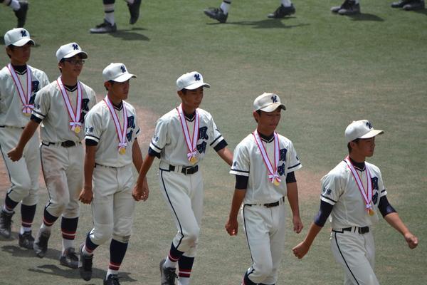 野球部の部員がみんなで歩幅を合わせて行進している写真