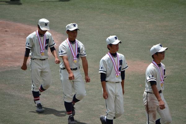 行進している最後尾の選手が写っている写真