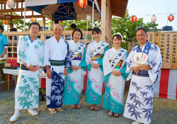 浴衣を着た市長とデカンショのタスキをかけた女性3人が笑顔で記念撮影写真