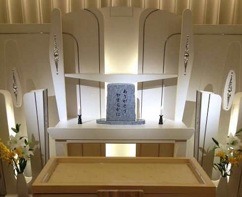 市営斎場に建設された「ありがとう、やすらかに」長方形の墓石が真ん中にあり両脇に白い花瓶に花が生けられているペット告別所の写真