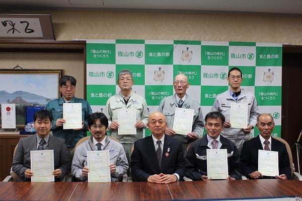 事業者の皆さんが「篠山の自然や景観を守り育てる環境創造事業者」として、協定を結び証明書を持って市長と一緒に映っている集合写真