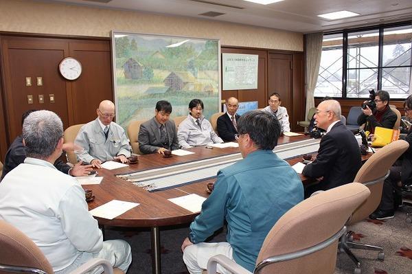 市長と建設事業者の皆さんが和やかな雰囲気で意見交換をしている様子の写真