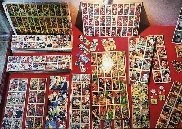 昔のアニメや映画などのカードが展示されている写真