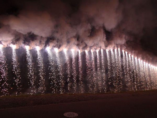流れる滝のような花火の写真