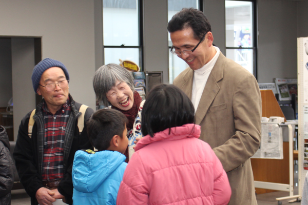 里親家族と子供たちが笑顔で写っている写真