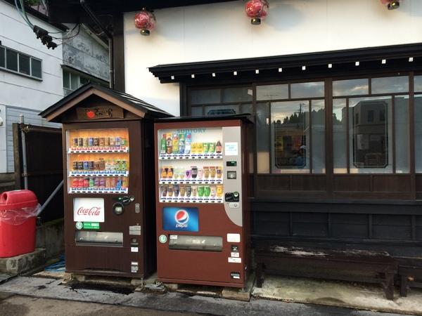 茶色の自動販売機が2台並んでいる写真