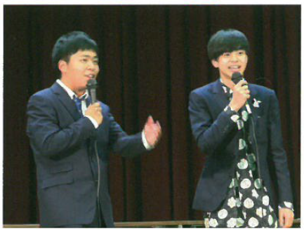 漫才コンビ「アグレッシブ」がマイクを持ち漫才をしている写真
