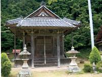 正面から撮られた社の写真