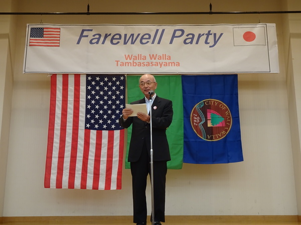 フェァウェルパーティーと書かれた幕の前で話をする市長の写真