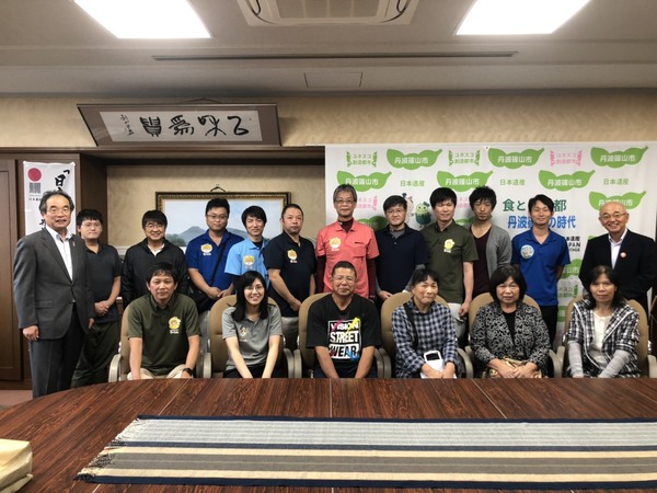 応接室にて市長、平野副市長、愛南町から来られた十六名が並んでいる写真