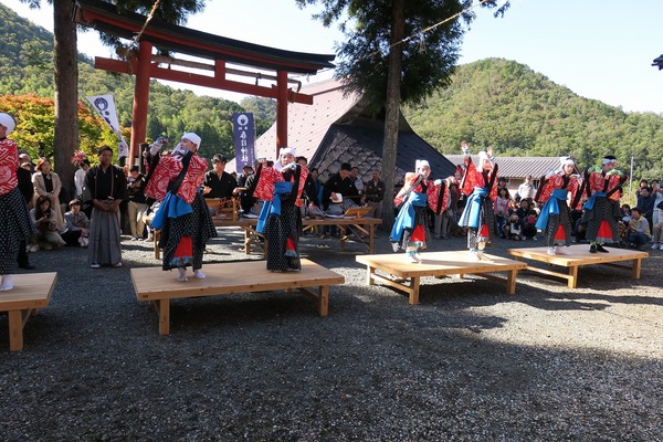 子どもたちが衣装を着て踊っている様子