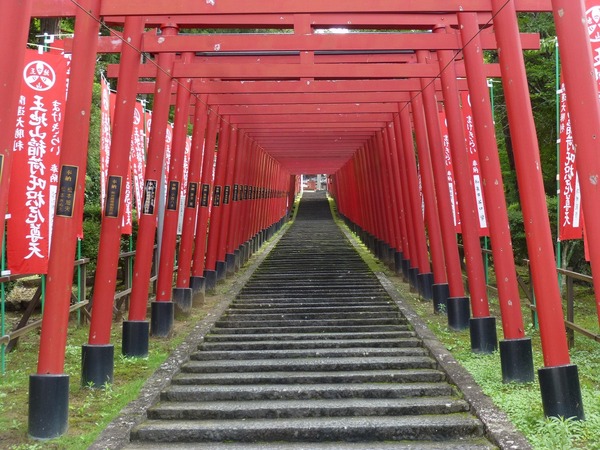 王地山鳥居の赤色が美しい写真