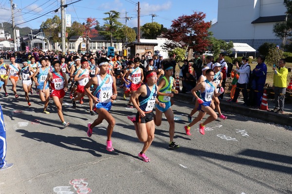 様々なユニフォームを着た男子高校生が一斉にスタートをしている写真