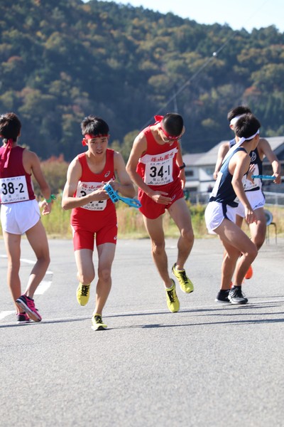 篠山鳳鳴高校一区長尾君から二区酒井君へタスキをつないでいる瞬間の写真