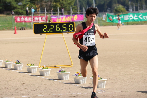篠山産業高校七区荒木君がタイムレコード前でゴールしている瞬間の写真