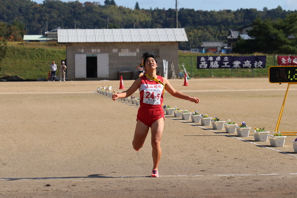 篠山鳳鳴高校五区大路さんが両手を開きながらゴールをきっている瞬間の写真