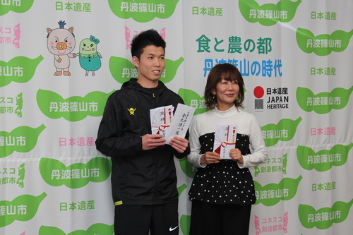 奥山陽介さんと三宅雅子さん二人が映った写真。