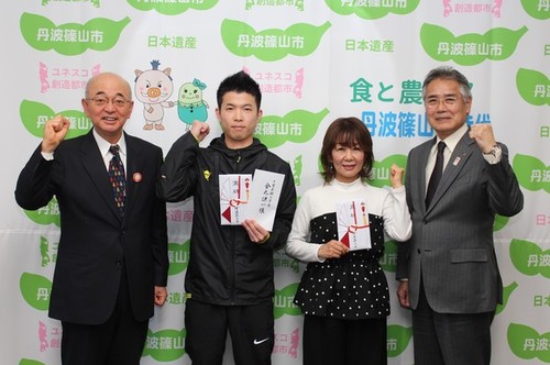 派遣ランナーの二人と一緒に市長らが映っている。