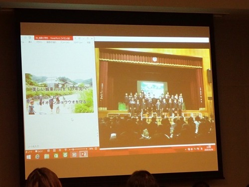 児童が映ったスクリーンを写した写真。写真には劇の様子が写されている。