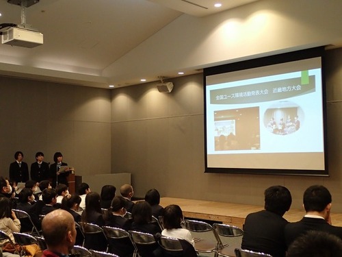 篠山東雲高等学校自然科学部の生徒による発表の様子を写した写真。