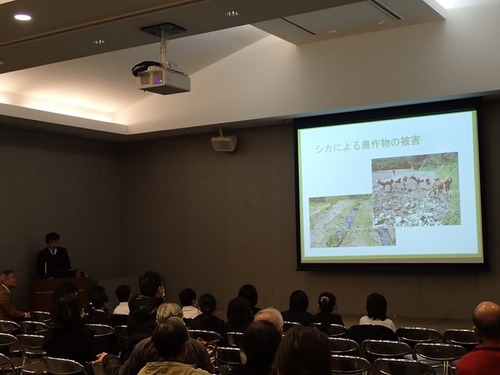 篠山東雲高等学校の生徒による発表の様子を写した写真。シカによる農作物の被害について発表している。