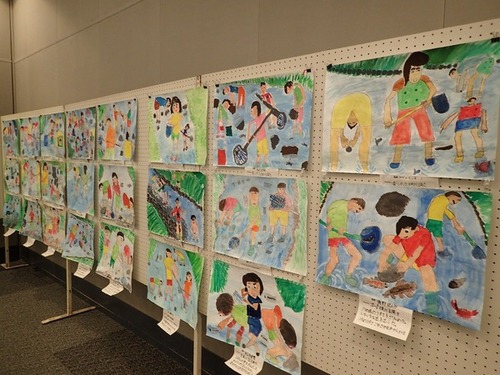児童が描いた絵が展示されている様子を写した写真。
