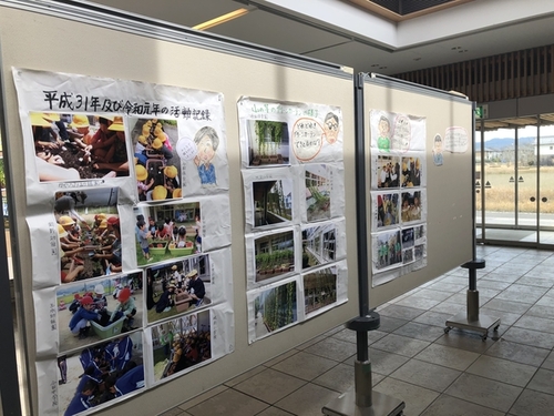 山の芋の手入れをする児童たちや畑の様子が映った写真のついたポスターが展示されている