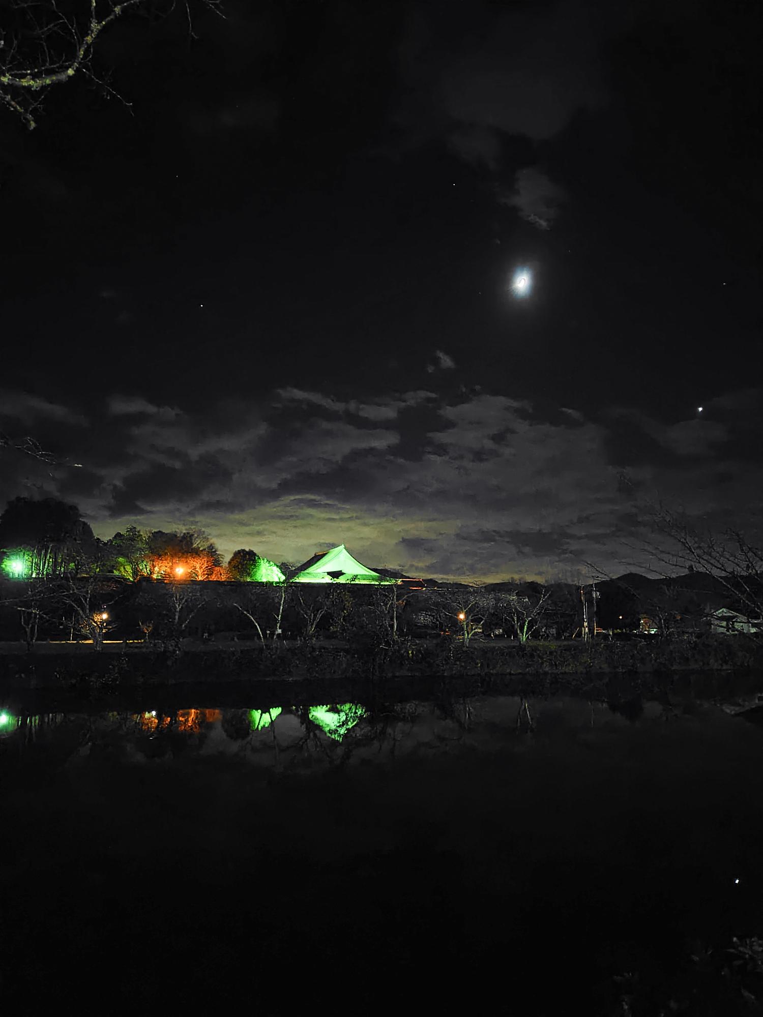 夜の大書院と三日月