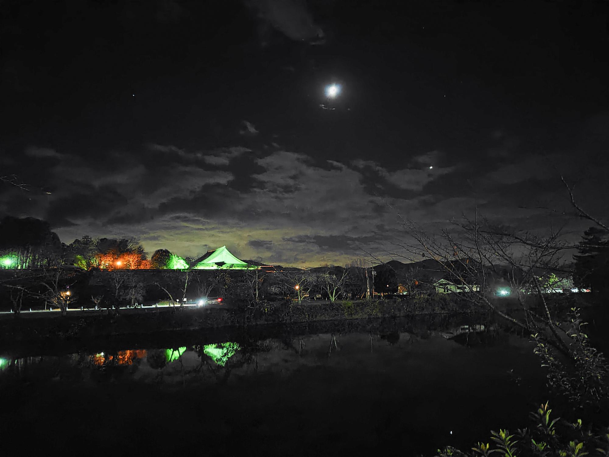 夜の大書院と三日月
