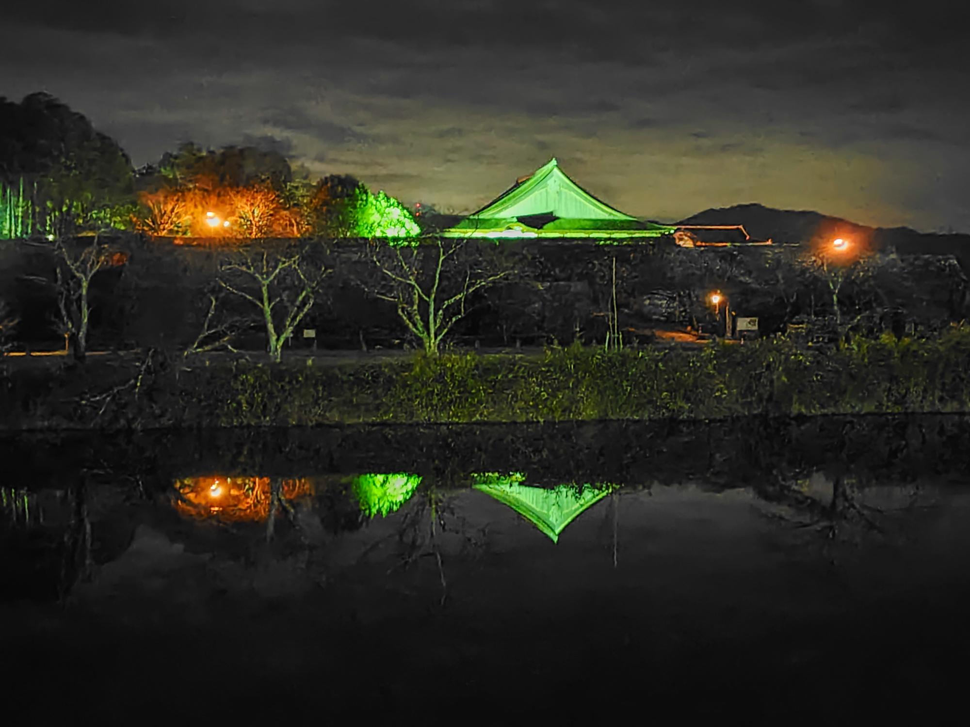 夜の逆さ大書院