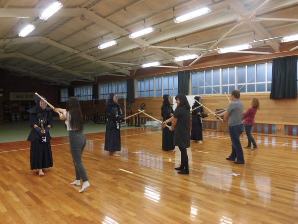 剣道場でワラワラ市から来られた方々が竹刀を持てかまえている写真