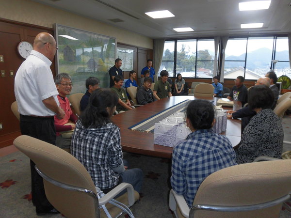 応接室にて愛南町の方々と丹波篠山市長、副市長が笑顔で椅子に座り話している様子の写真