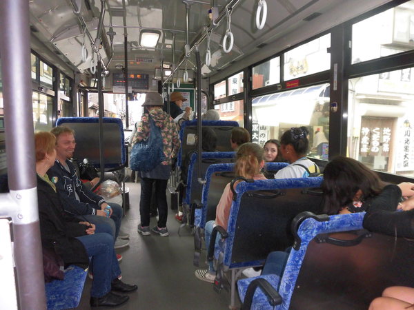 市内のバスに乗車しているワラワラ市の方々の写真