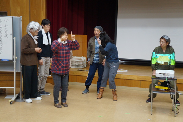 六名で手前の女性が手話をしながら劇をしている様子