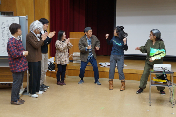 六名で手話をしながら劇をしている様子