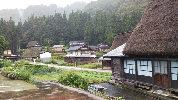 田園風景のなかに合掌づくりや美しい建物が散在する写真