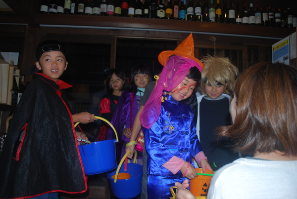 ハロウィーン衣装を着た子どもたちがバケツをそれぞれ手に持っている写真