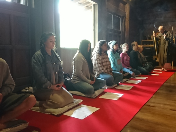 ワラワラ市から来られた方々が一列に正座し、目を閉じている写真