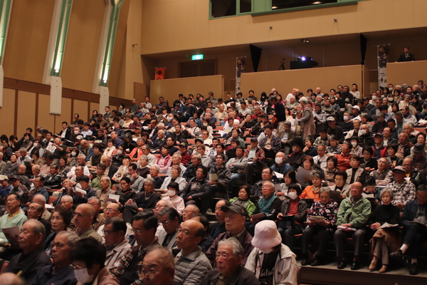 会場内、ほぼ満席の客席の様子