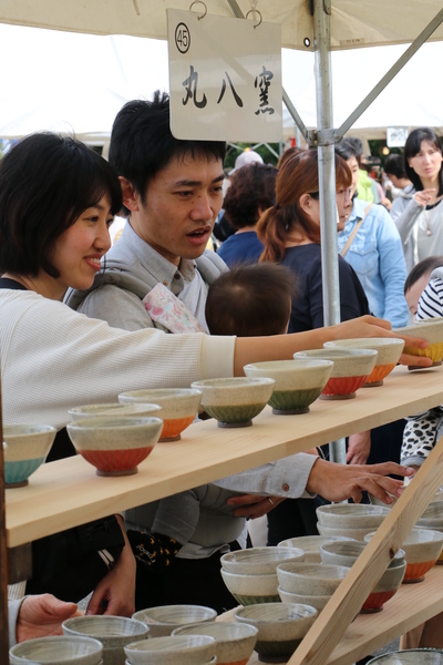 テント内の商品を楽しそうに吟味するご家族