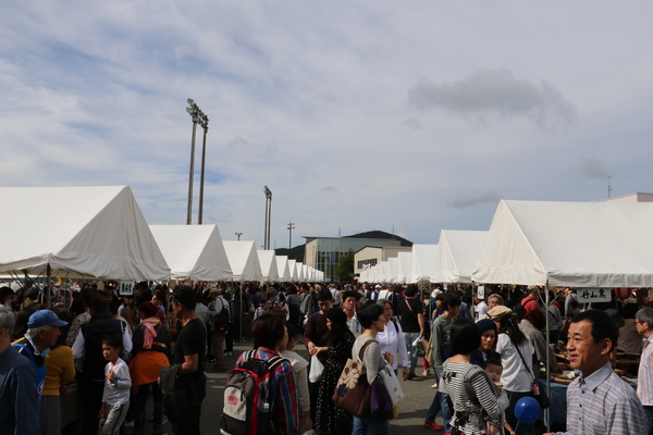 テント内の丹波焼の商品を買い求める人でにぎわう様子