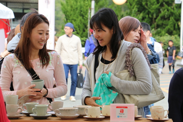 丹波焼の商品を手に取って吟味する女性客二人