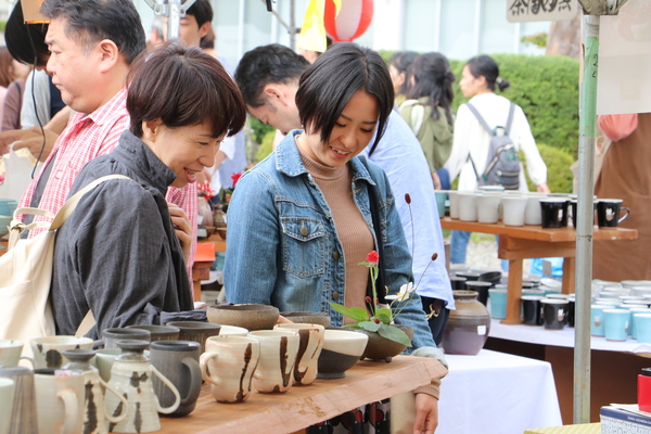 丹波焼を前に商品を吟味する女性客