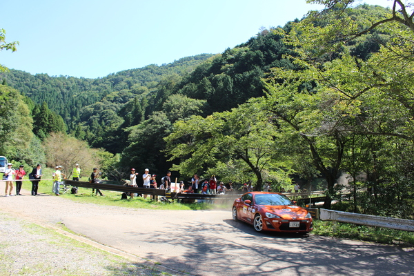 赤い車がギャラリー前を走る様子