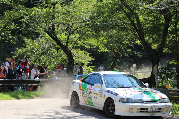鋳造魂と書かれた車がギャラリー前を走る様子