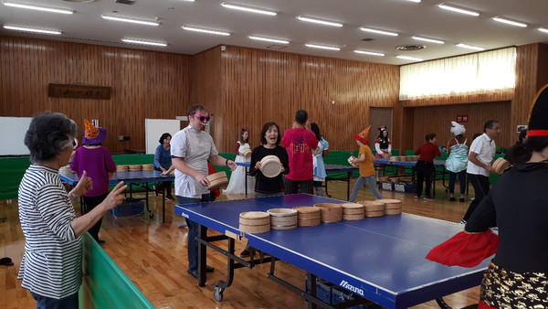 ワラワラ市から来られた方が桶っと卓球を数組にわかれて楽しんでいる写真